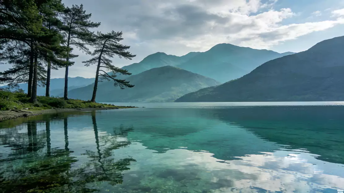 游青峰碧溪：晴峦叠翠入云悠 曲水潆洄绕郭流