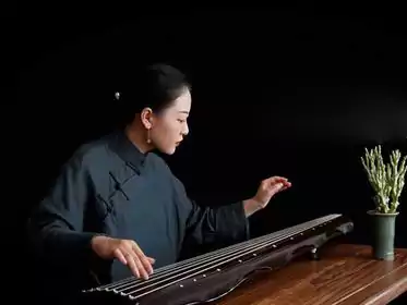 《平沙落雁》又名《雁落平沙》 是中国古琴十大名曲之一