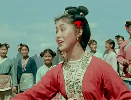 1960 年上映的《刘三姐》是由苏里执导 乔羽编剧 黄婉秋主演
