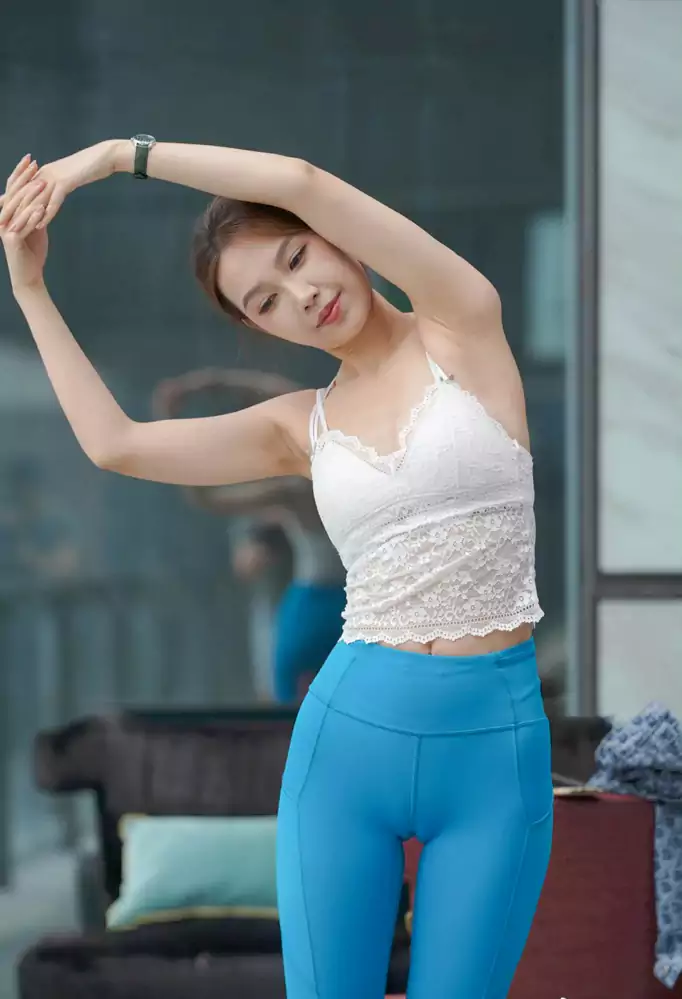 美图欣赏-晨光里的舒展：清晨的风掠过露台