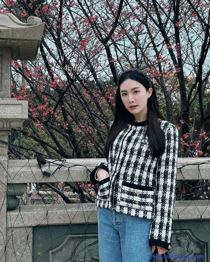 春檐下的格子香：檐角的风还带着料峭的寒意